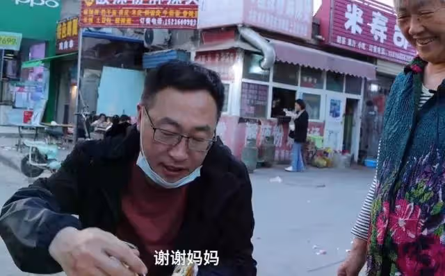 永遠都像小孩！兒子中年失業擺攤「71歲老母天天報到」 一待幾小時「送飯從不喊苦」當媽的不支持兒誰支持