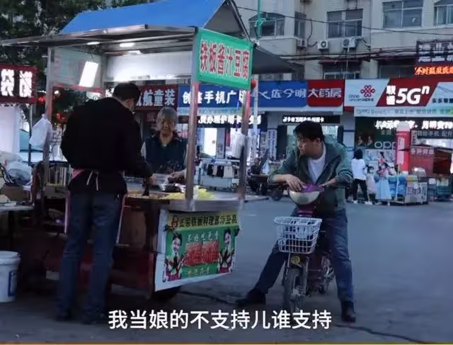 永遠都像小孩！兒子中年失業擺攤「71歲老母天天報到」 一待幾小時「送飯從不喊苦」當媽的不支持兒誰支持