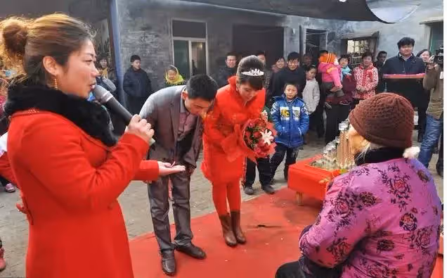 遠嫁女懷孕6個月婆婆60大壽沒跪，老公扇嘴巴，出去散心全家癱