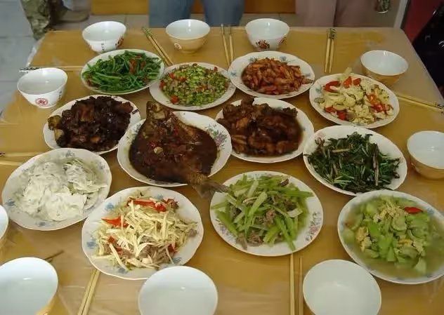 遠嫁女懷孕6個月婆婆60大壽沒跪，老公扇嘴巴，出去散心全家癱