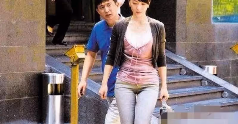 新婚回門，婆婆給我一袋排骨帶回家，母親打開後：當我沒你這女兒