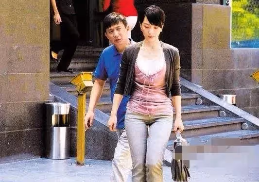 新婚回門，婆婆給我一袋排骨帶回家，母親打開後：當我沒你這女兒