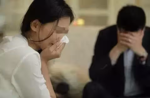 新婚回門，婆婆給我一袋排骨帶回家，母親打開後：當我沒你這女兒