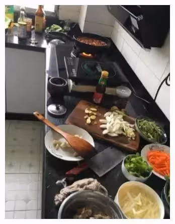男子倒插門，加班回來晚誤了飯點，走進廚房後，他瞬間紅了眼