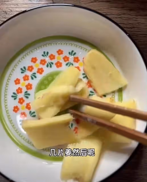 簡約！知名港星拍片教網友煲湯而使家中曝光，布置簡單但不失溫馨