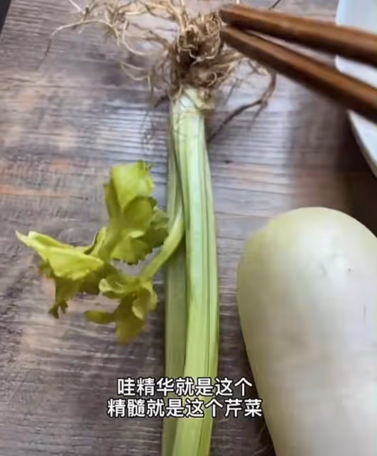 簡約！知名港星拍片教網友煲湯而使家中曝光，布置簡單但不失溫馨