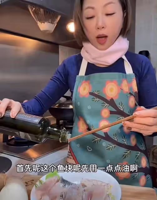 簡約！知名港星拍片教網友煲湯而使家中曝光，布置簡單但不失溫馨