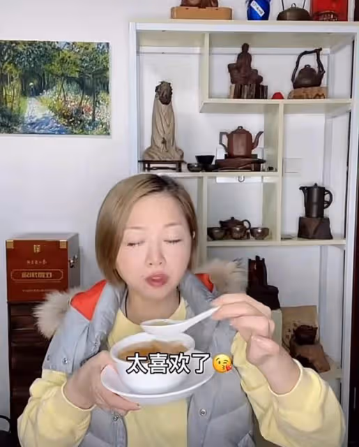 簡約！知名港星拍片教網友煲湯而使家中曝光，布置簡單但不失溫馨