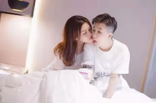 富貴！香港童顏女主持豪買五個奢侈品包包，其同性戀人更趁機秀愛