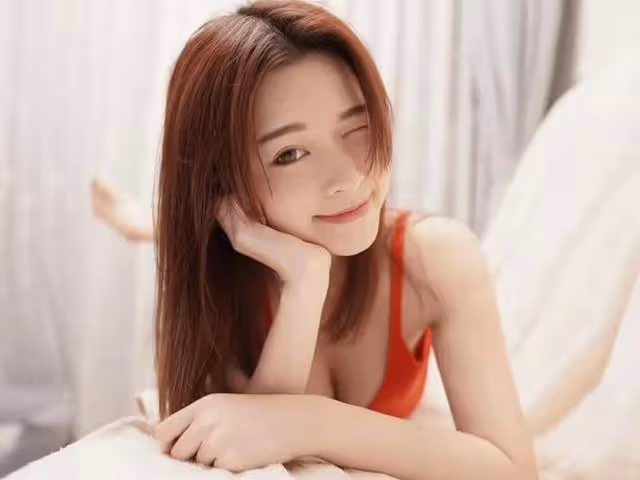 富貴！香港童顏女主持豪買五個奢侈品包包，其同性戀人更趁機秀愛