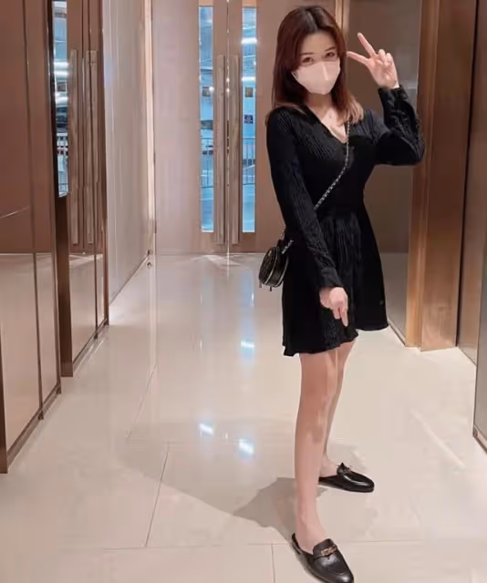 富貴！香港童顏女主持豪買五個奢侈品包包，其同性戀人更趁機秀愛