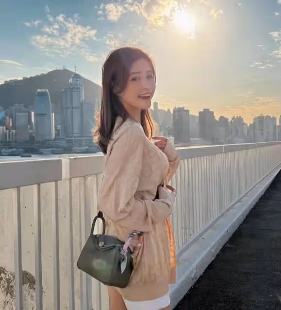富貴！香港童顏女主持豪買五個奢侈品包包，其同性戀人更趁機秀愛