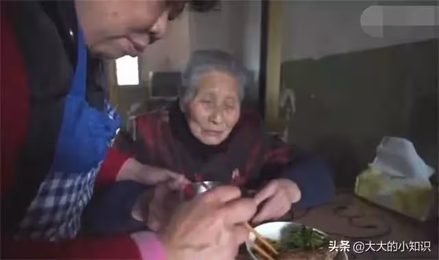 相差30歲！66歲阿姨「照三餐替90歲鄰居嬤送飯」送到她走為止　「奶奶回報往日恩」無血緣卻比家人更親