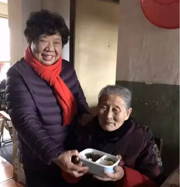 相差30歲！66歲阿姨「照三餐替90歲鄰居嬤送飯」送到她走為止　「奶奶回報往日恩」無血緣卻比家人更親