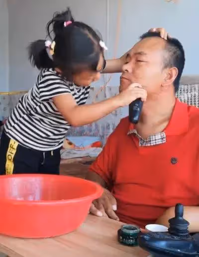 母親離家出走帶走弟弟，留下8歲女童和癱瘓父親！女兒「餵癱父吃飯刮鬍子」直播賺打賞錢，網友全看哭：身影堅毅，毫無怨言