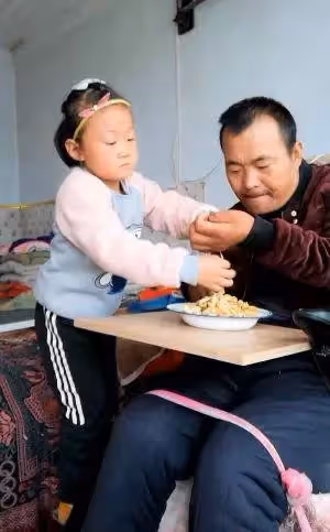 母親離家出走帶走弟弟，留下8歲女童和癱瘓父親！女兒「餵癱父吃飯刮鬍子」直播賺打賞錢，網友全看哭：身影堅毅，毫無怨言