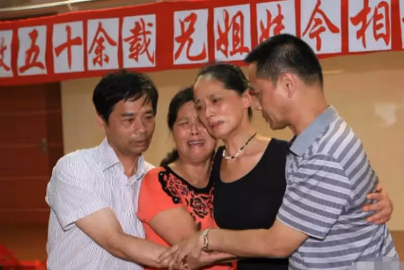人間自有真情在！母親和父親相繼離開，兄妹四人被送養，失散50多年後重聚，感動所有人