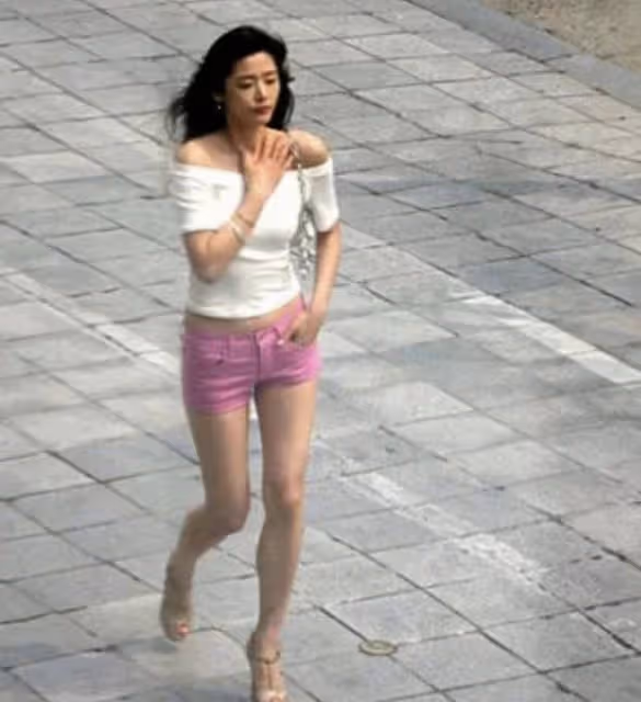 41歲全智賢近照流出,意外曝光小肚腩:成年人認命從放棄身材開始