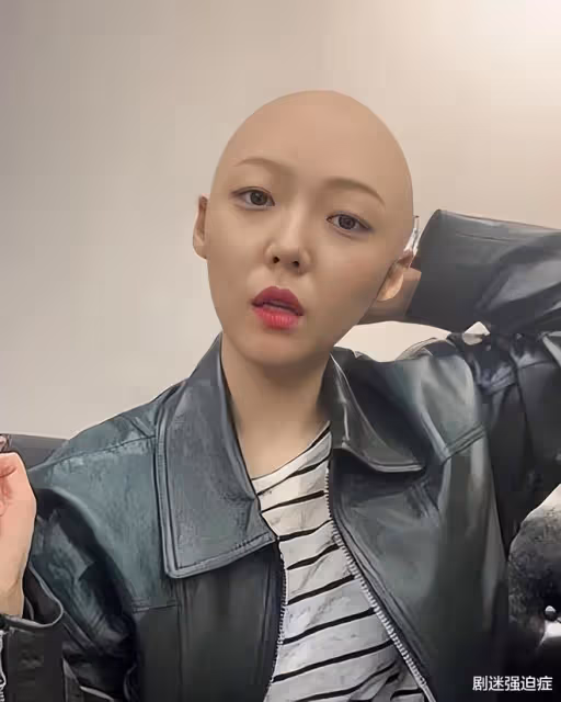 發生了什麼事?韓國著名女偶像突然剃光頭,周圍人都驚愕不已!