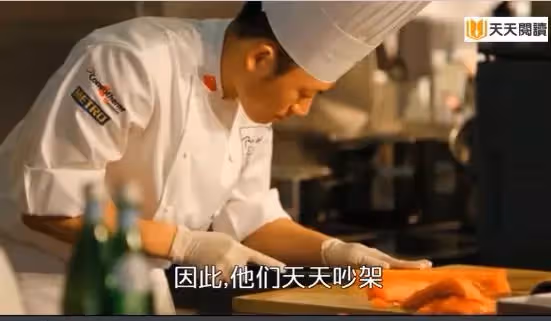 漂亮女子嫌棄做廚師的丈夫窮，與丈夫離婚，幾年後再見他前夫，她坐地上大哭