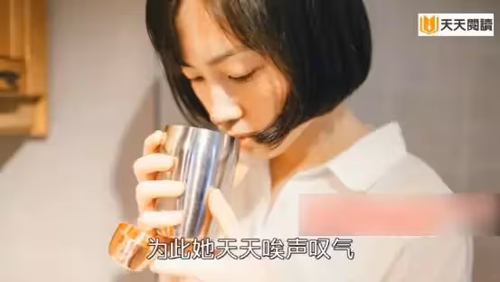 漂亮女子嫌棄做廚師的丈夫窮，與丈夫離婚，幾年後再見他前夫，她坐地上大哭