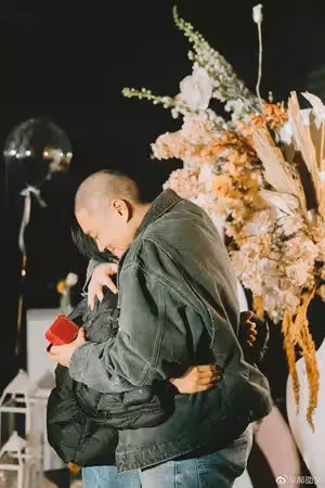 恭喜！郝劭文爆求婚成功「捧鑽戒單膝下跪」深情告白　「現場照釋出」網友湧入祝福