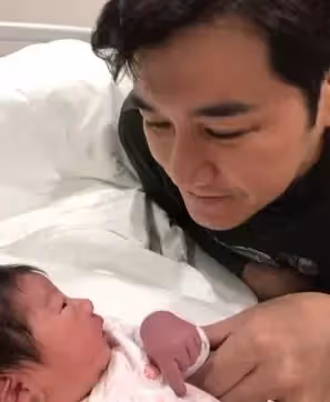 恭喜當爸爸了❤️《黃金》男星「老婆半小時順產」幸福陪伴身旁 孩子性別曝光「長的像爸爸」頭髮超濃密