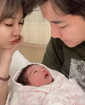 恭喜當爸爸了❤️《黃金》男星「老婆半小時順產」幸福陪伴身旁 孩子性別曝光「長的像爸爸」頭髮超濃密