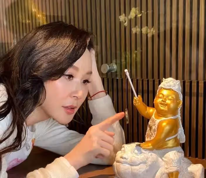 53歲蕭薔官宣戀情!默認終身不婚,喜歡自由不願生子,現有男友只享受戀愛:淡然隨意才是真正的幸福
