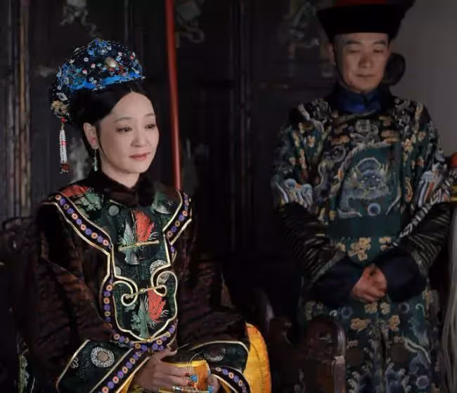 62歲「瓊女郎」劉雪華樣貌大變!滿頭白髮被誇「風韻猶存」,52歲失去丈夫至今單身,網贊:自然美才是真的美