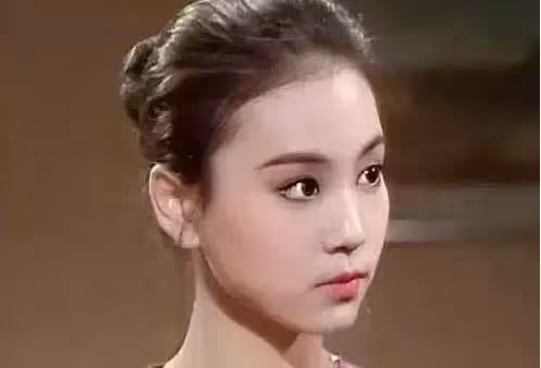 62歲「瓊女郎」劉雪華樣貌大變!滿頭白髮被誇「風韻猶存」,52歲失去丈夫至今單身,網贊:自然美才是真的美