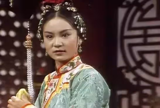 62歲「瓊女郎」劉雪華樣貌大變！滿頭白髮被誇「風韻猶存」，52歲失去丈夫至今單身，網贊：自然美才是真的美