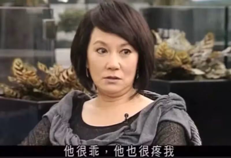 69歲《猛龍過江》苗可秀近照曝光，優雅皺紋爬滿臉，已無當年風情，網友：還是算了吧