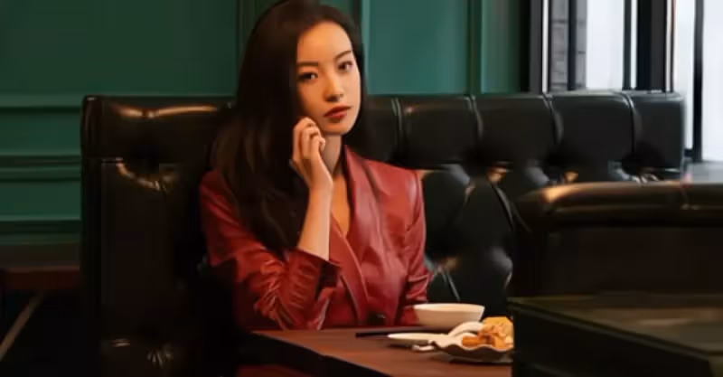 婚禮上，新娘和前男友擁抱吻別說祝福，新郎扯掉胸花：你倆結吧
