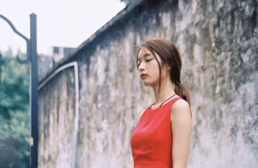 女友為我出頭得罪閨蜜，透露她的過去，我說：感謝你讓我更了解她