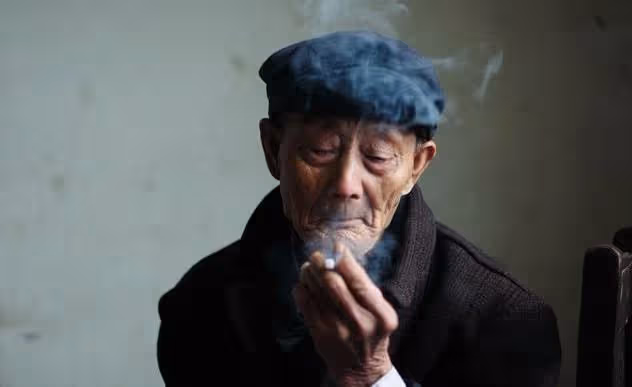 父親坐牢三年,出獄後腰別菜刀,從繼父手裡搶回了她