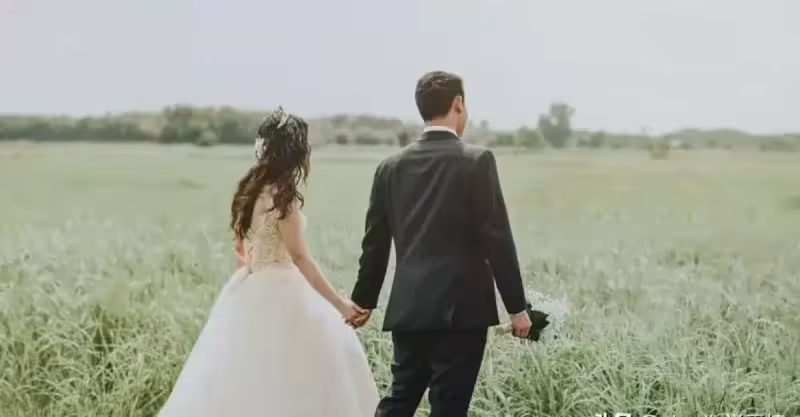 兒媳第一次去婆家在廚房吃剩菜剩飯，未婚夫：懷孕3個月，跑不了