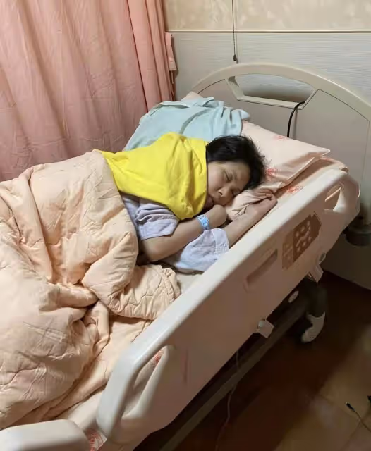 38歲余苑綺病情加重！媽媽崩潰願「以命換命」，4歲女兒對牆偷落淚，網友：痛苦難以想像