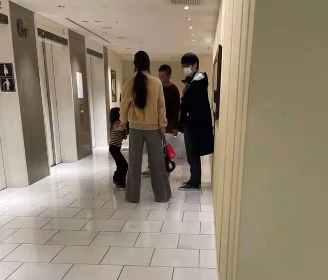 陳冠希全家赴日本度假,秦舒培幫粉絲拍照太友善,徐濠縈也在當地