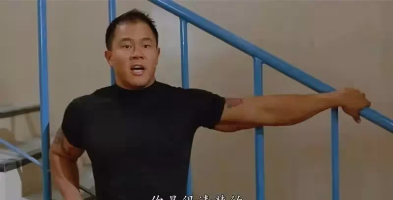 港片里的肌肉型演員,合作過劉德華等很多明星,已17年不見蹤影