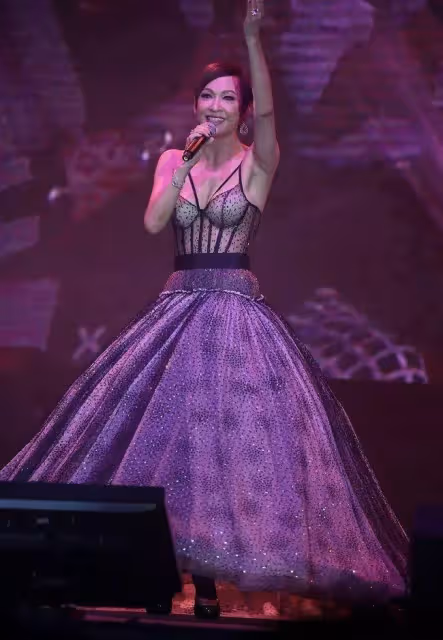 周潤發前妻61歲余安安穿「托肉裙」,曲線顯眼勾人,不久前榮升外婆,親手製作蛋糕慶祝外孫滿月,寶貝一頭卷髮十分可愛