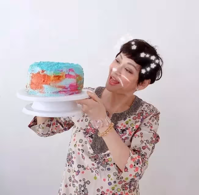 周潤發前妻61歲余安安穿「托肉裙」，曲線顯眼勾人，不久前榮升外婆，親手製作蛋糕慶祝外孫滿月，寶貝一頭卷髮十分可愛