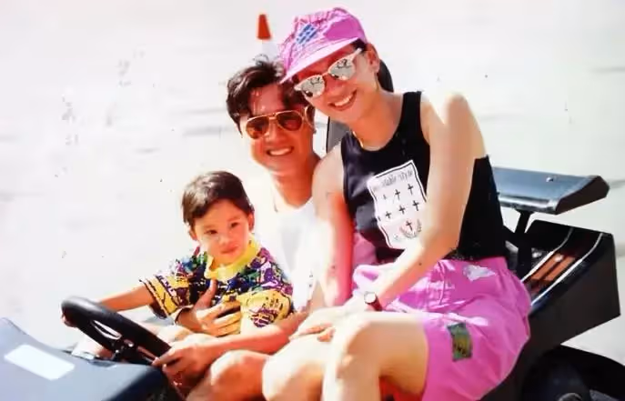 周潤發前妻61歲余安安穿「托肉裙」，曲線顯眼勾人，不久前榮升外婆，親手製作蛋糕慶祝外孫滿月，寶貝一頭卷髮十分可愛