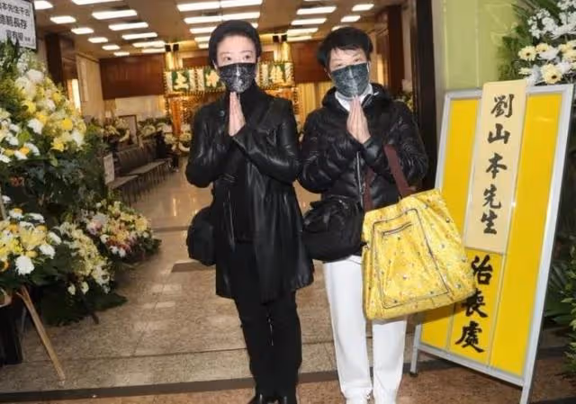 TVB老戲骨靈堂送別丈夫，因其生前感染新冠，故親友無法瞻仰儀容