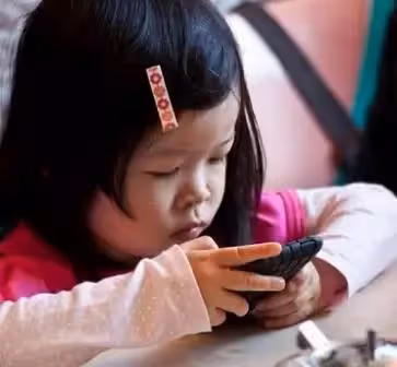 孩子把丈夫手機摔壞，拿到手機店維修，修手機的師傅說出了丈夫的秘密