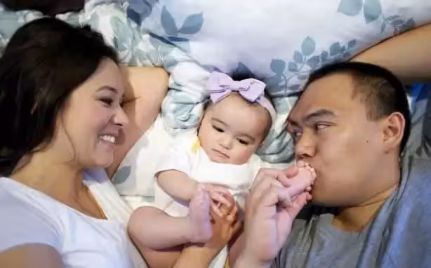 孩子把丈夫手機摔壞，拿到手機店維修，修手機的師傅說出了丈夫的秘密