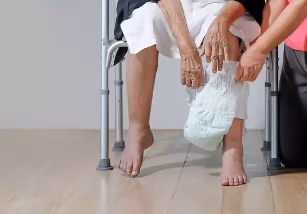 客人不在家！外送員見70歲老翁「穿紙尿布顫抖開門」他二話不說「放下餐點衝進去」網暖哭：社會良心