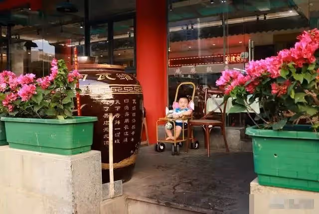 女友轉身離去！單親爸餐廳打工「一邊照顧兩歲兒子」老闆不捨號召捐款「同事輪流暖心接力」