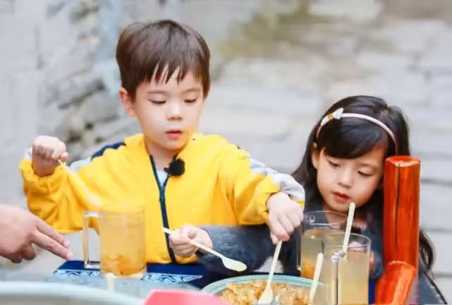還記得被嗯哼偷親的小泡芙?如今雙眼皮大眼睛太精緻,笑容甜美似小天使