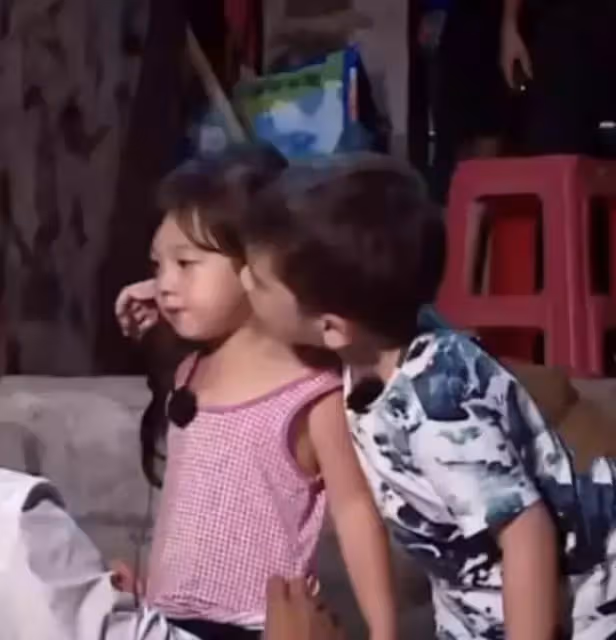 還記得被嗯哼偷親的小泡芙?如今雙眼皮大眼睛太精緻,笑容甜美似小天使